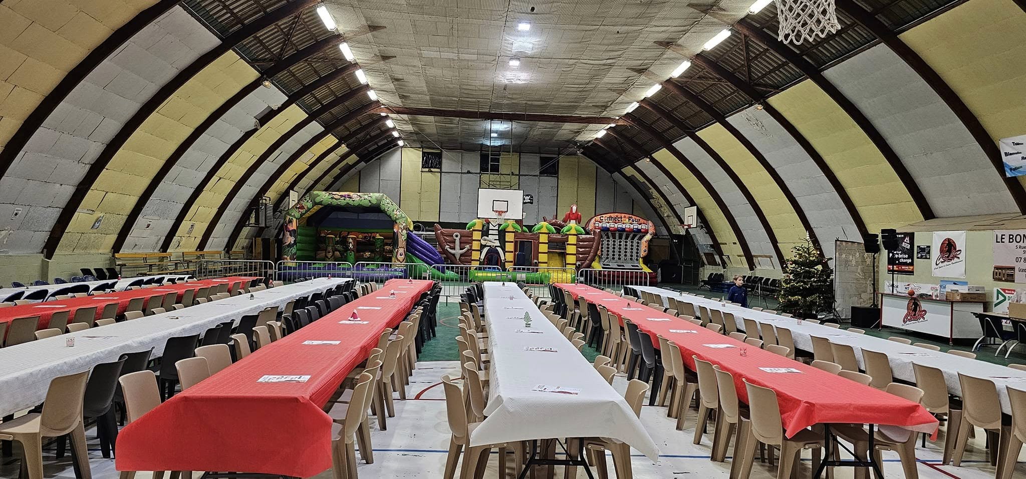 Salle de banquet dressée