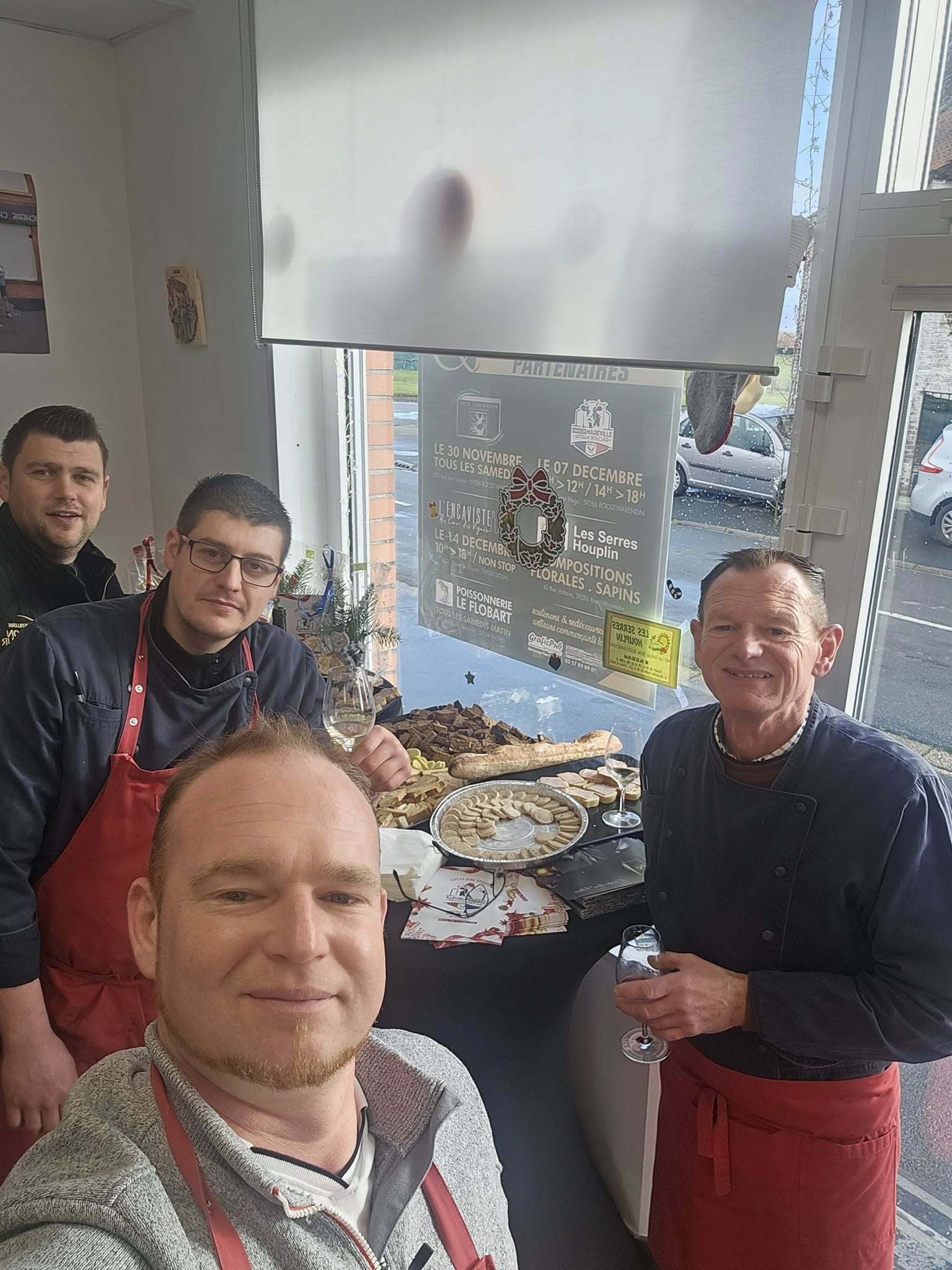 Les bouchers derrière le comptoir
