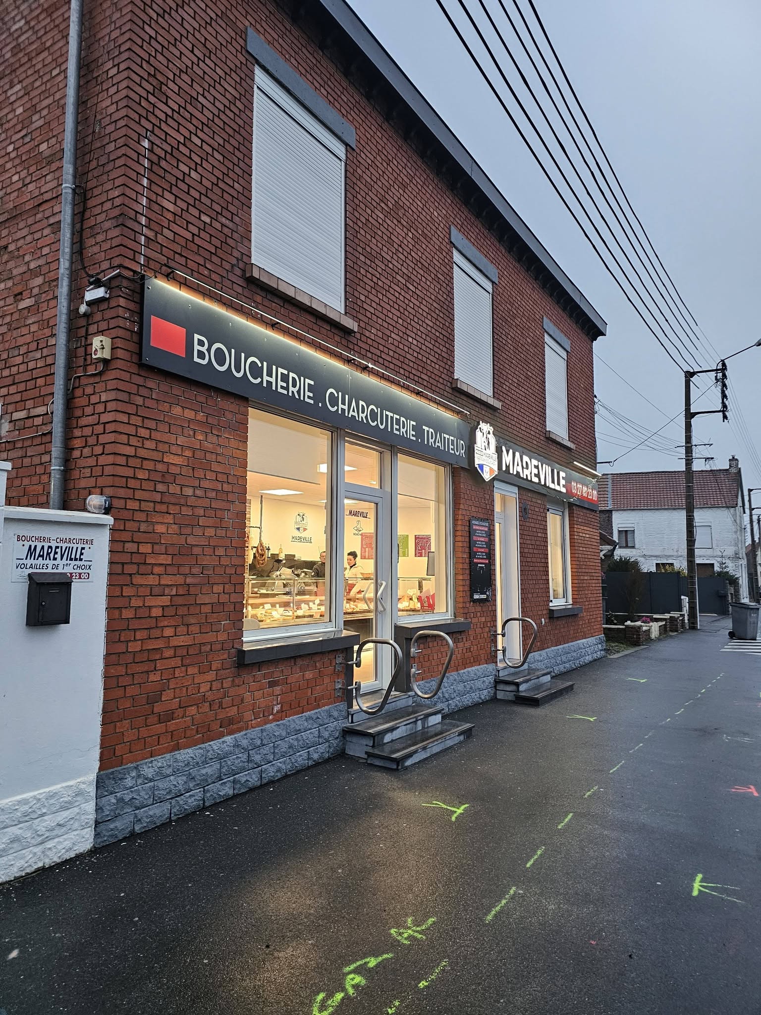 La façade de la boucherie le soir