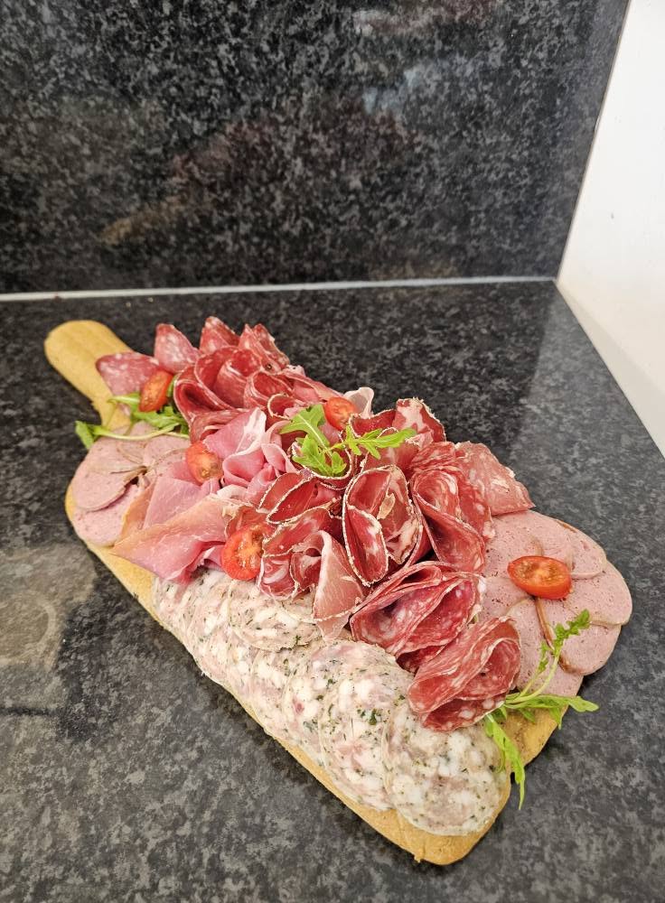 Planche de charcuterie sur ardoise